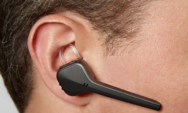 Как правильно носить Bluetooth-гарнитуру в ухе