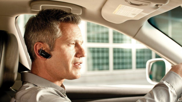 Проверьте, как правильно носить Bluetooth-гарнитуру на ухе